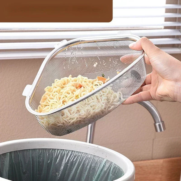 Eine Hand hält einen Edelstahl-Dreieck-Abflusskorb mit Nudeln über einem Waschbecken.