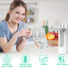 Eine Frau benutzt einen automatischen faltbaren Elektrolyt-Wasserdispenser, der Funktionen wie Ein-Tasten-Ausschuss und USB-C