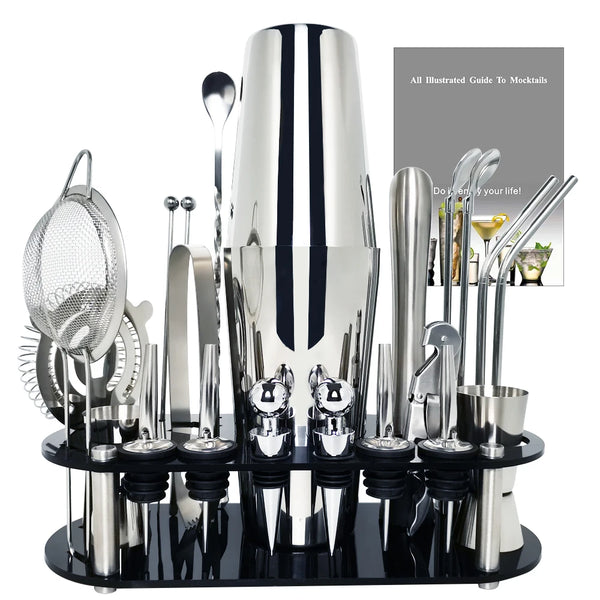 Professionelles Cocktail-Shaker-Set mit verschiedenen Edelstahlwerkzeugen und Gadgets auf einem schwarzen Tablett.
