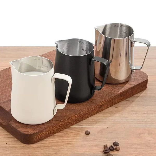 Set aus Edelstahl-Kaffeekännchen zum Aufschäumen, inklusive weißer und schwarzer Kanne.