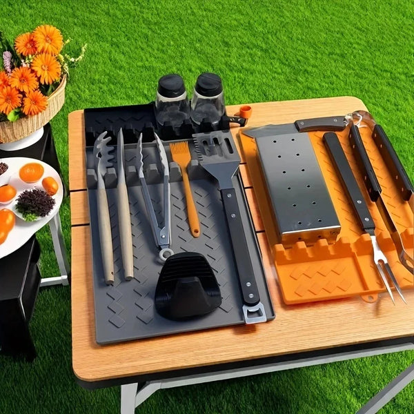 Silikon-Seitenbrenner-Rack und Utensilaufschubmatte mit Küchenwerkzeugen auf einem Holztable