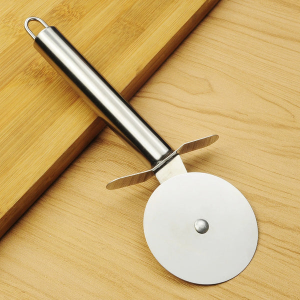 Edelstahl-Pizza-Slicer mit Griff auf einer hellen Holzoberfläche.
