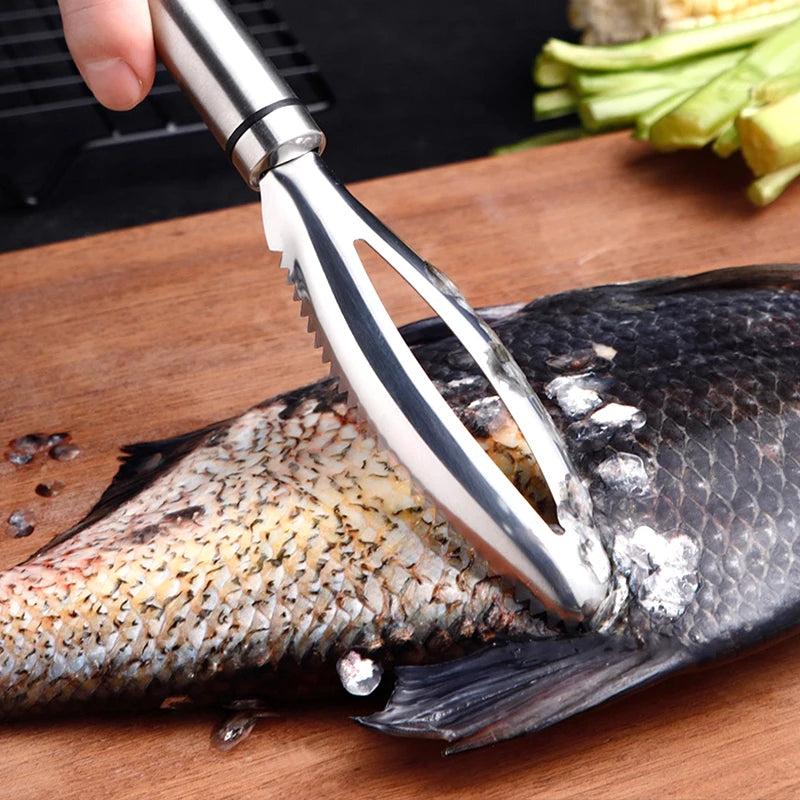 Une main utilise un outil professionnel en acier inoxydable pour retirer les écailles d'un poisson sur une planche à découper