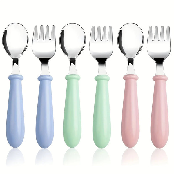 Ein Set aus fünf Edelstahl-Babybesteck in Pastellfarben, darunter Hellblau, Mintgrün und Pink.