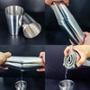 Professionelles Cocktail-Shaker-Set aus Edelstahl mit einer Flüssigkeit, die eingegossen wird.