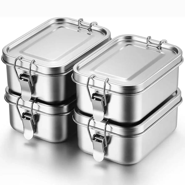 Stapel aus Edelstahl-Lunchboxen mit verschließbaren Clips.