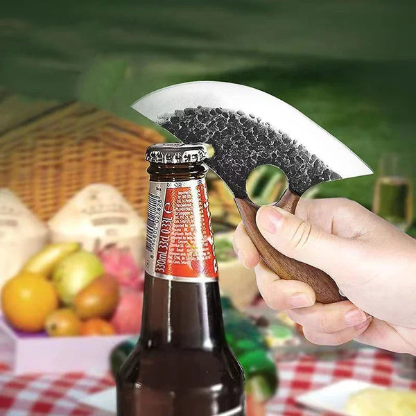Eine Hand hält ein scharfes Küchenmesser mit dunkler Klinge und Holzgriff über einer Flasche.