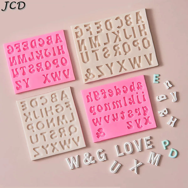 Rosa Silikon-Alphabet-Kuchenform mit verschiedenen Buchstaben und Wörtern