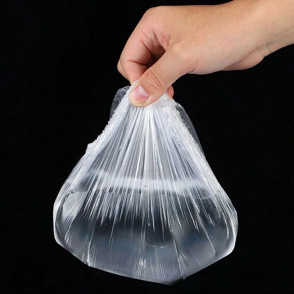 Eine Hand hält einen klaren Plastiksack mit Einweg-Stretchfolie.