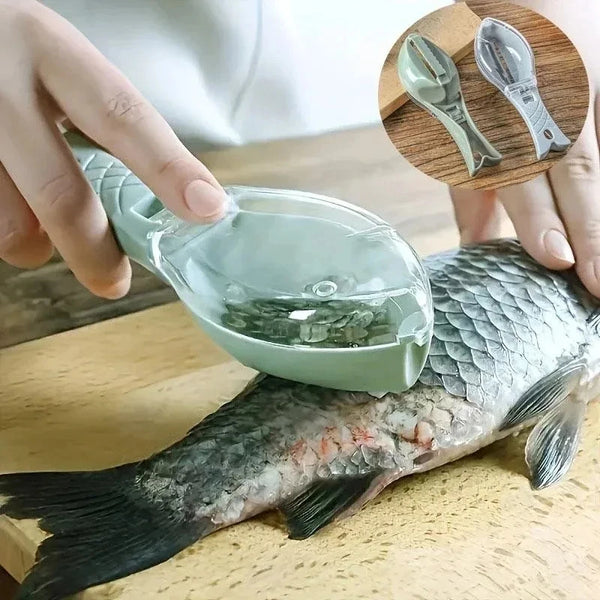 Eine Hand benutzt ein grünes Fischschuppen-Reibwerkzeug, um Schuppen von einem Fisch zu entfernen.