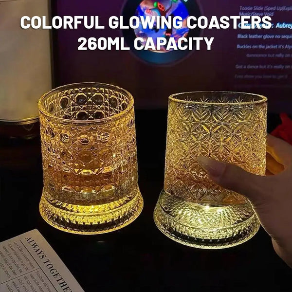 Nahaufnahme einer leuchtenden Kristall-Untersetzer mit LED-Licht, das das Glas beleuchtet.