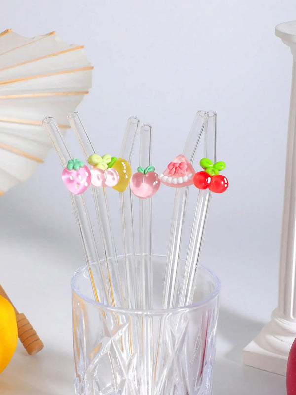 Klares Glasstrohset mit verschiedenen Fruchtmotiven wie Erdbeeren und Äpfeln in rosa, grün und roten Farben.