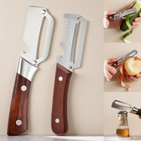 Set Edelstahlwerkzeuge mit Gemüsehobel und Flaschenöffner neben frischem Gemüse und einem Apfel.