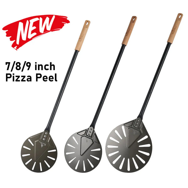 Drei Holzpizza-Schieberwerkzeuge mit Metallklingen zum Umdrehen und Backen von Pizza.