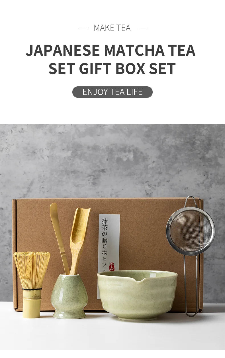 Juego de té matcha japonés con batidor y tazón de bambú en una caja de regalo sobre madera.