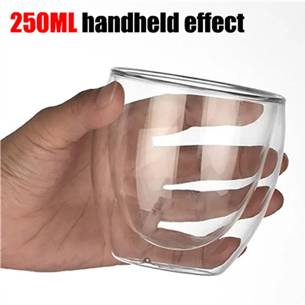 Eine Hand hält eine klare Glas-Tasse mit einem Handheld-Effekt, die 250 ml Fassungsvermögen demonstriert.