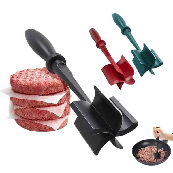 Ein Set aus schweren Fleischzerkleinerern und -zerkleinerern in schwarz, rot und grün mit einer rohen Fleischfrikolle.