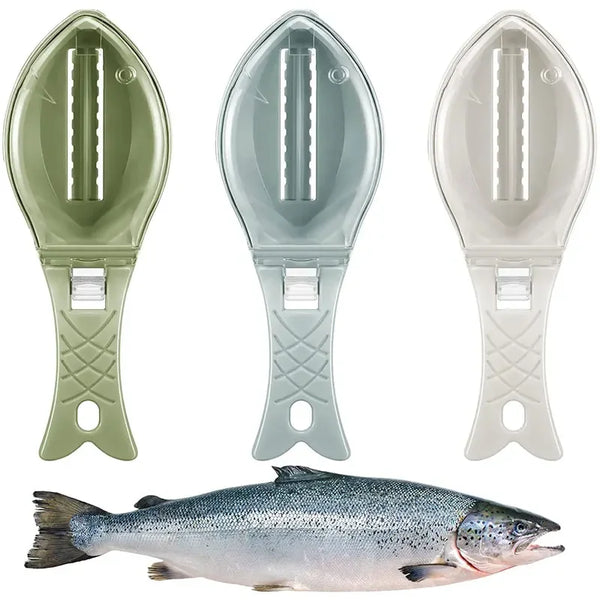 Ein Set aus drei Plastik-Fischschuppen-Schaber und Reinigungsbürsten in grün, hellblau-grün und weiß, neben einem Fisch.