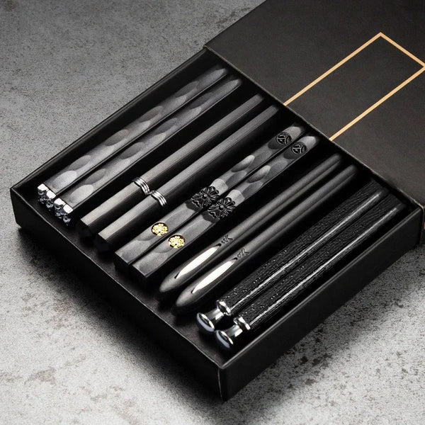 Eine schwarze Box enthält fünf Paar hochwertige Edelstahl-Stäbchen.