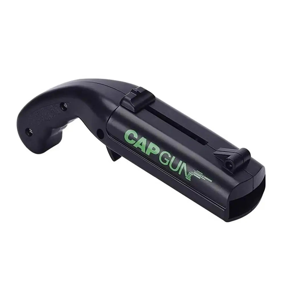 أداة لفتح غطاء زجاجة سوداء مع ملصق أخضر يحمل كلمة CAPGUN