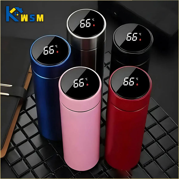 Drei Edelstahl-Thermosbecher in Schwarz, Blau und Pink, die eine Temperatur von 66 Grad anzeigen.
