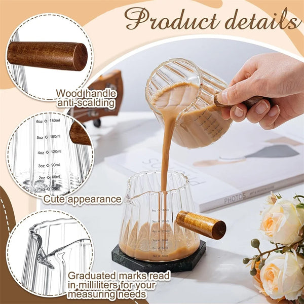 Set aus Glas-Espresso-Shotgläsern mit Holzgriffen und Messmarkierungen.