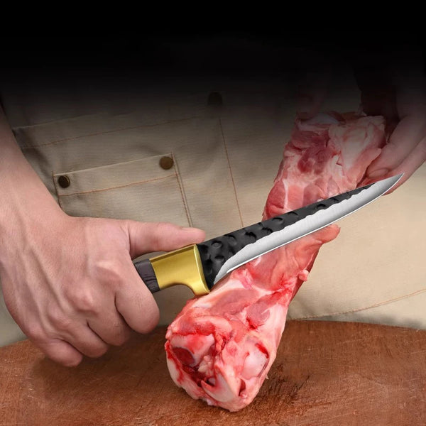 Eine Hand hält ein professionelles Edelstahl-Stechmesser, das rohes Fleisch auf einem Holzbrett schneidet.