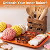 Un ensemble de cinq emporte-main à biscuits en acier inoxydable et divers produits de boulangerie sont présentés sur un plate