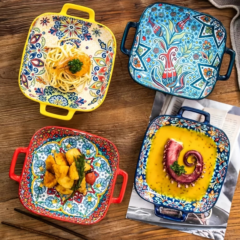 Colección de coloridas piezas cerámicas bohemias con pasta, vegetales y sopa servidas sobre una superficie de madera.