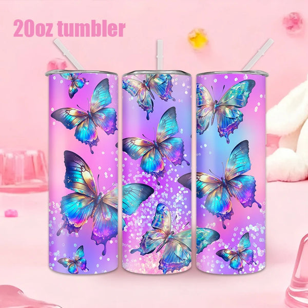 Drei 20-Unzen-Tumbler mit irisierenden Schmetterlingsdesigns vor einem lila Hintergrund.