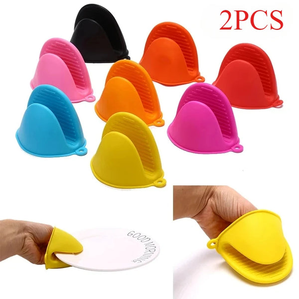 Zwei Paar Silikon-Ofenhandschuhe in verschiedenen Farben, darunter rosa, orange, gelb und rot.