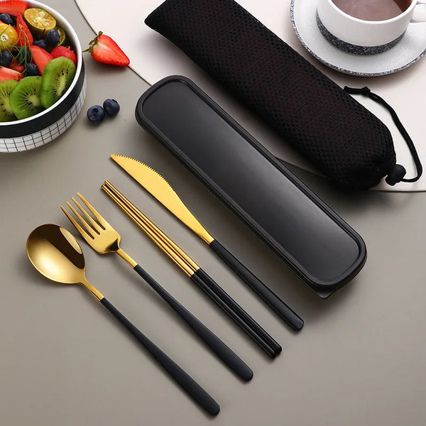 Edles Edelstahl-Besteckset mit goldener Gabel, Löffel und Messer zusammen mit einer schwarzen Lederetui.