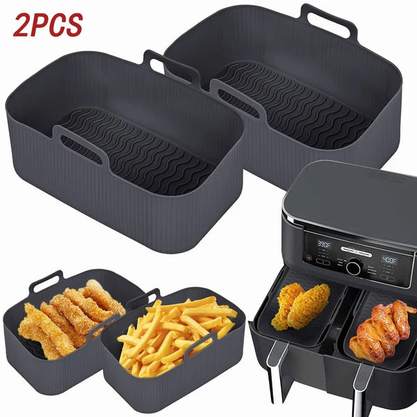 Zwei wiederverwendbare Silikon-Einsatzfächer für die Airfryer, gefüllt mit verschiedenen Lebensmitteln wie Hähnchennuggets un