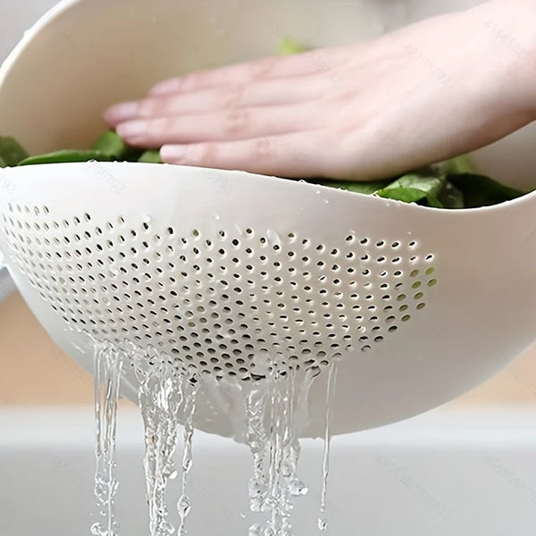 Eine Hand gießt Wasser durch ein poröses Küchensieb in eine Schale.