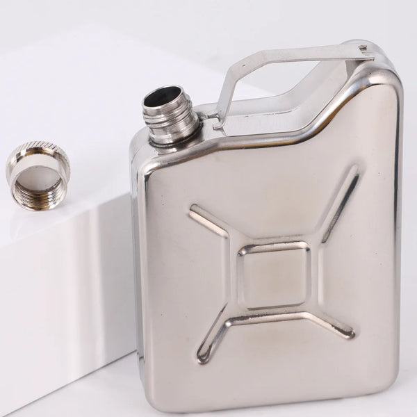 Silberne Mini-Stahlflasche mit Schraubverschluss auf weißem Untergrund