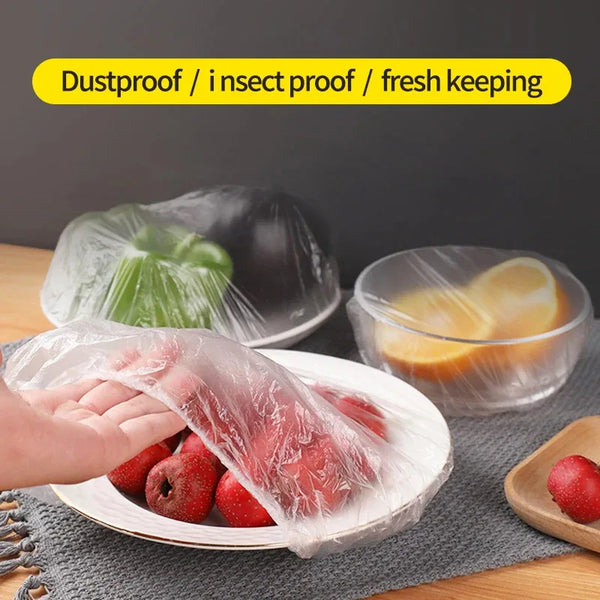 Eine Hand entfernt eine Kunststoffabdeckung von einer Platte mit frischen Erdbeeren, die staubdicht demonstriert
