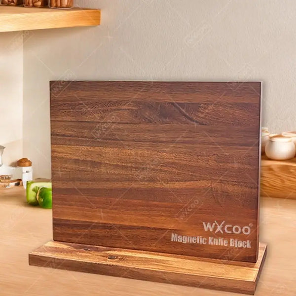 Holzmagnetisches Messerblock-Organizer mit dunkler Holzmaserung auf heller Holzoberfläche.