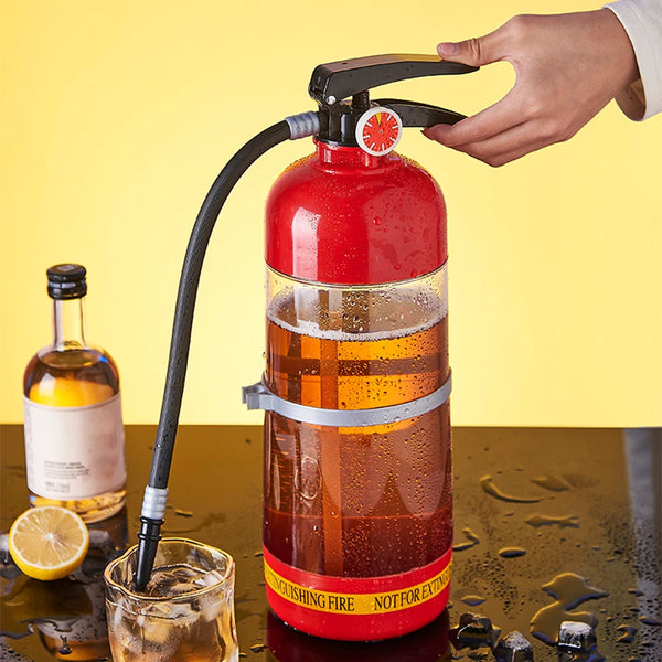 Eine Hand gießt Flüssigkeit aus einem großen roten Wein- und Bierdispenser in ein Glas.