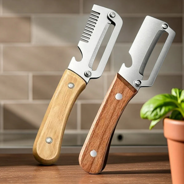 Ein Paar Edelstahl- und Holzschäler zum Obst und Gemüse liegen auf einer Holzoberfläche.