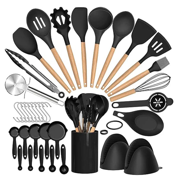 Eine Sammlung von 36 Silikon-Kochutensilien, darunter Spatel, Löffel und Reibe, in Schwarz und Naturholztonen.