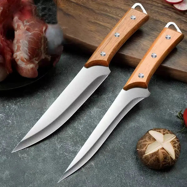 Professioniges Edelstahl-Entbone-Messer mit Holzgriff neben rohes Fleisch und Muskatnuss