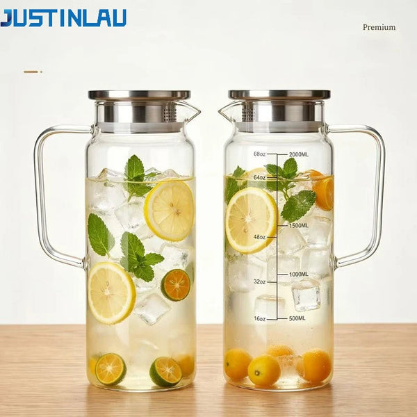 Klares Glaswassergefäß mit Eis, Zitronen- und Orangenscheiben und Metallverschluss und Henkel.
