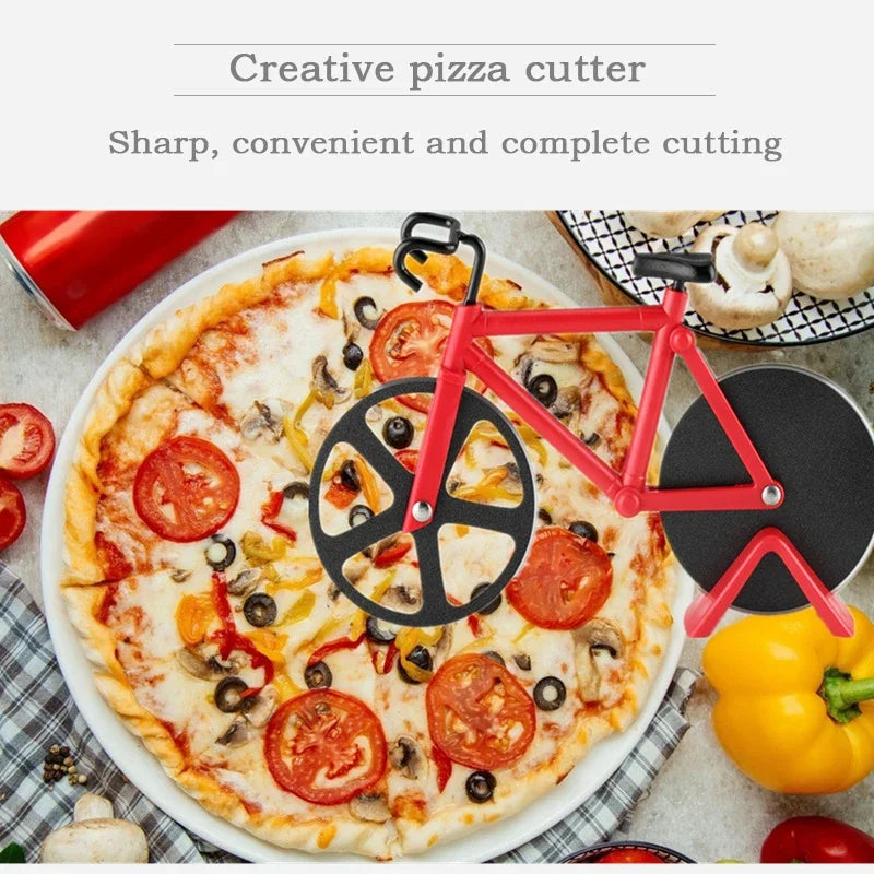 Un cortador de pizza en forma de bicicleta roja corta una pizza en un plato blanco.