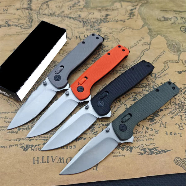 D2 Drop Point faltbare Taschenmesser mit schwarzem Griff und silberner Klinge auf einer alten Karte.