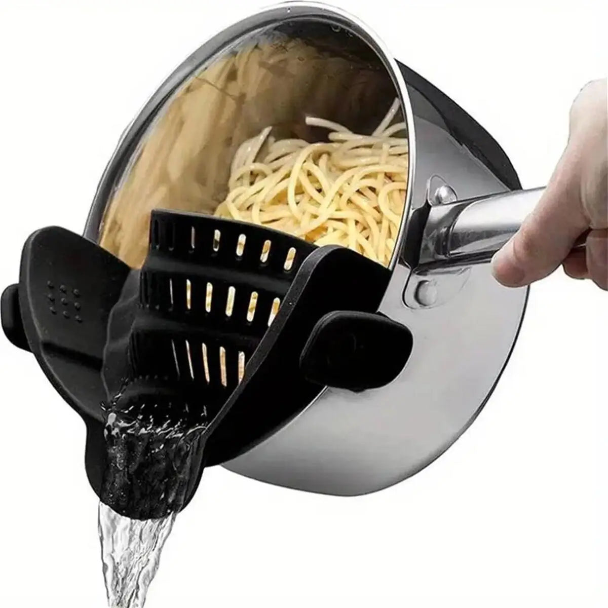 Una mano vierte líquido de un colador de olla ajustable de acero inoxidable a un recipiente.