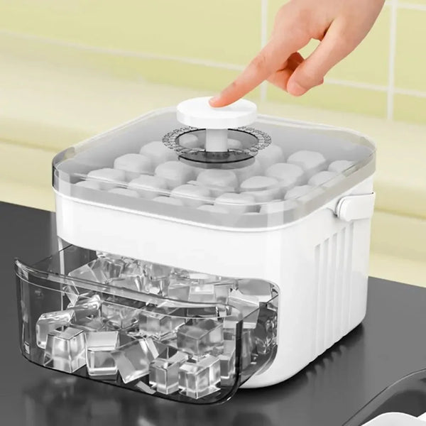 Eine Hand drückt den Deckel einer weißen Kühlschrank-Eiswürfelmaschine und enthüllt Eiswürfel drinnen.