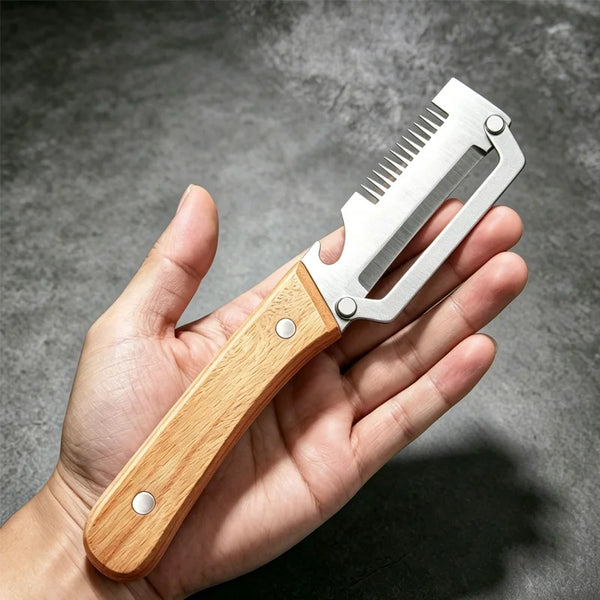 Eine Hand hält ein Edelstahl-Gemüsegabel mit Holzgriff vor einem dunkelgrauen Hintergrund.