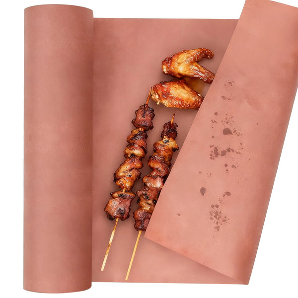 Rolle strapazierfähiges, unbeschmiertes Buttermanschettenpapier mit gegrillten Fleischspießen darauf.