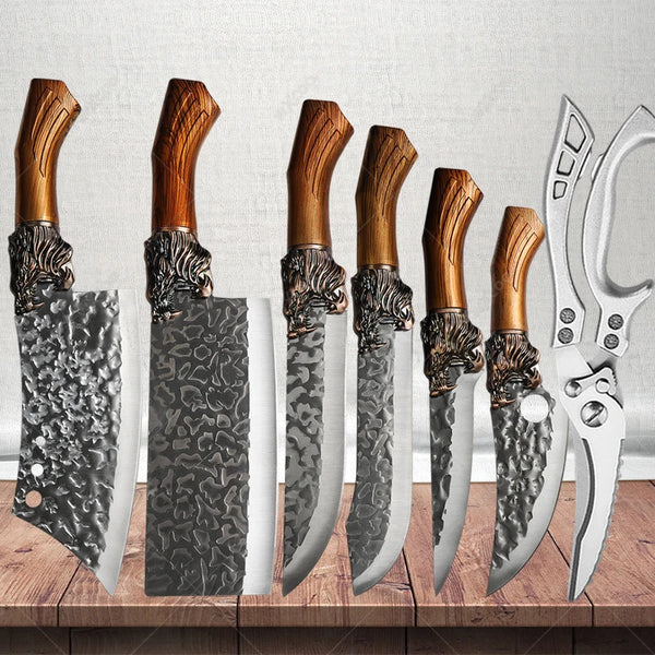 Set von sieben geborstenen Edelstahl-Küchenmesser mit Holzgriffen auf Holzoberfläche