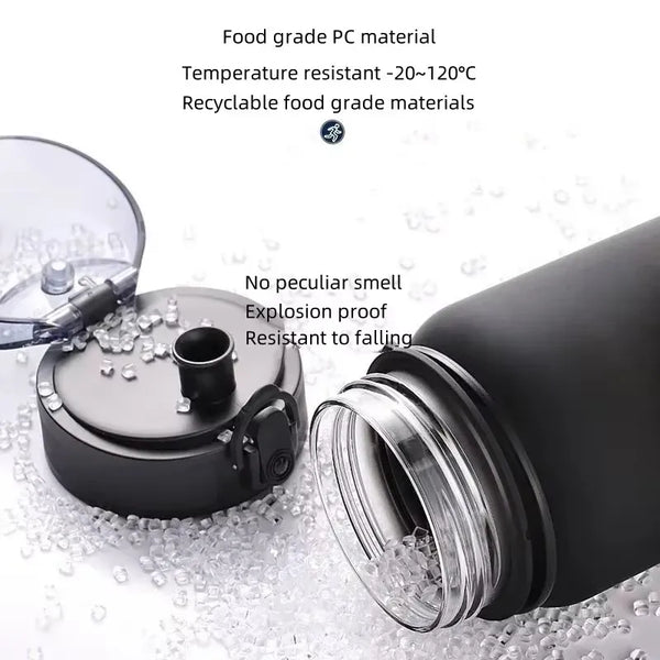 Eine schwarze, dichtende Sportflasche mit klappverschluss auf einer weißen Oberfläche.
